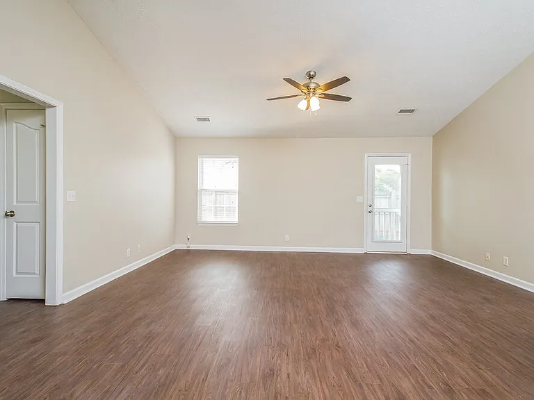 1147 Melvin Dr — Photo 2