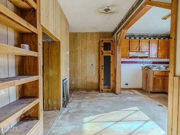 4th image of 960 Chestnut Grove Rd