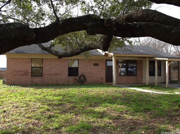 1531 W Goodwin St, Pleasanton, TX 78064