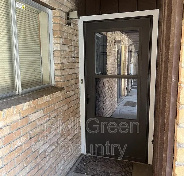 1313 E 48th St #4 — Photo 1