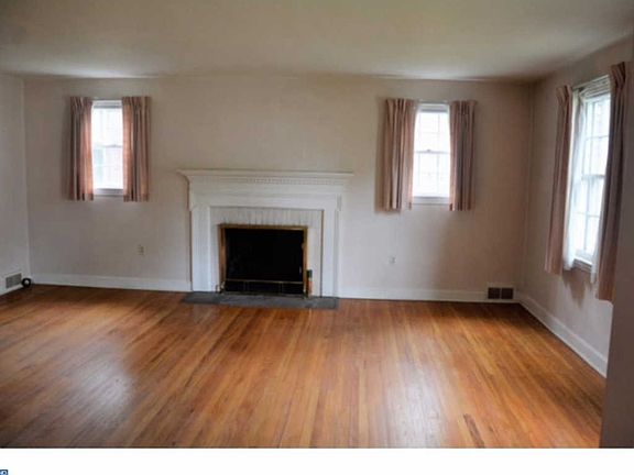 4th image of 54 W Salisbury Dr