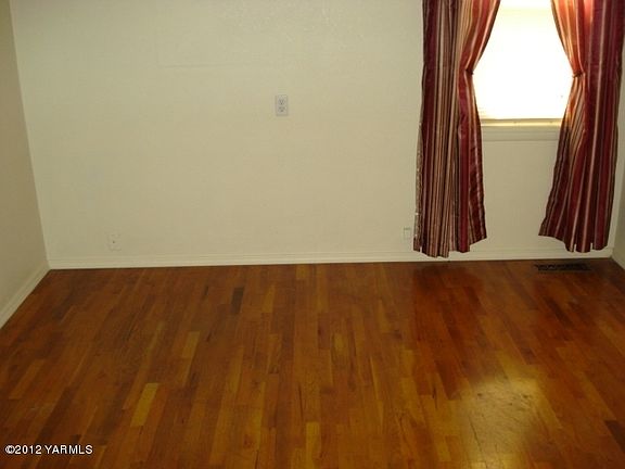 3rd image of 806 Blackburn St