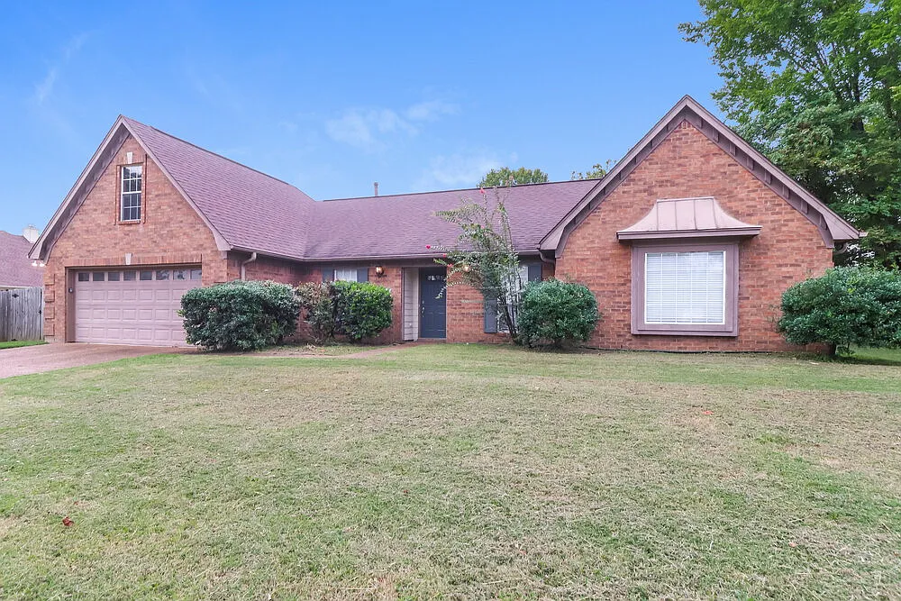 4 bed, 2.0 bath, 2300 sqft, $2,320 — Photo 3