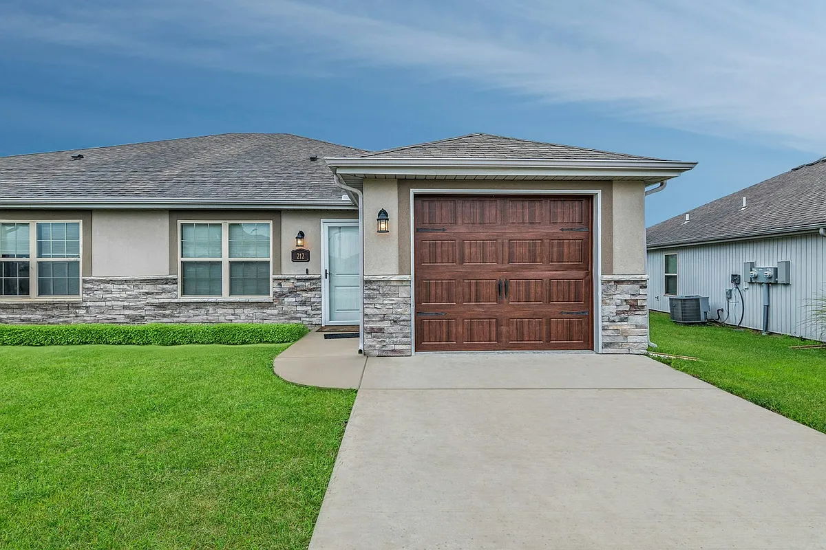 Building Photo - 210 SW Laurel Dr #222