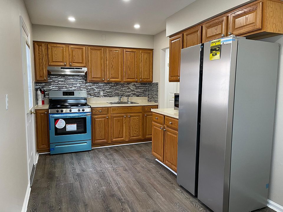 1st image of 168 Nassau Blvd S #1