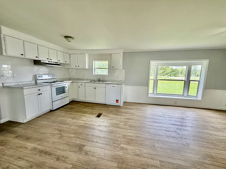 1548 Cornwallis Rd — Photo 7