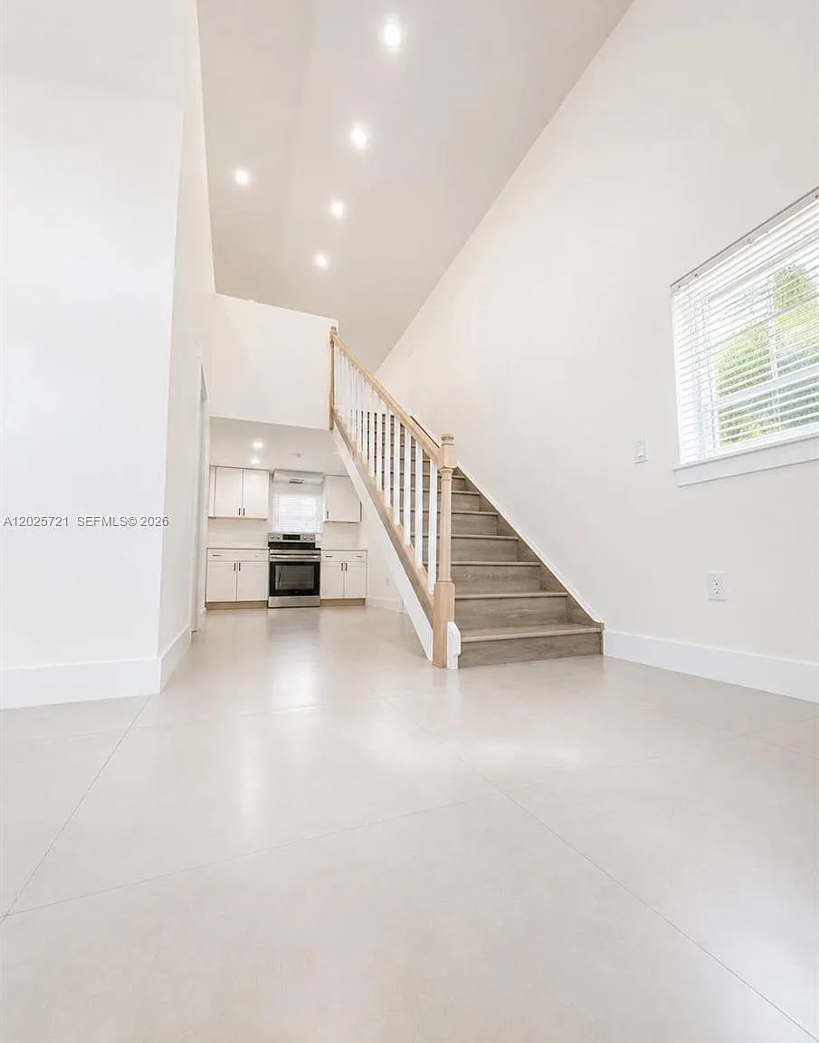 2 bed, 1.0 bath, 1210 sqft, $2,600 — Photo 3
