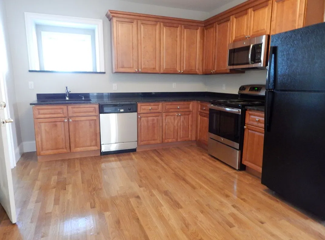 4 bed, 1.5 bath, $5,000 — Photo 4