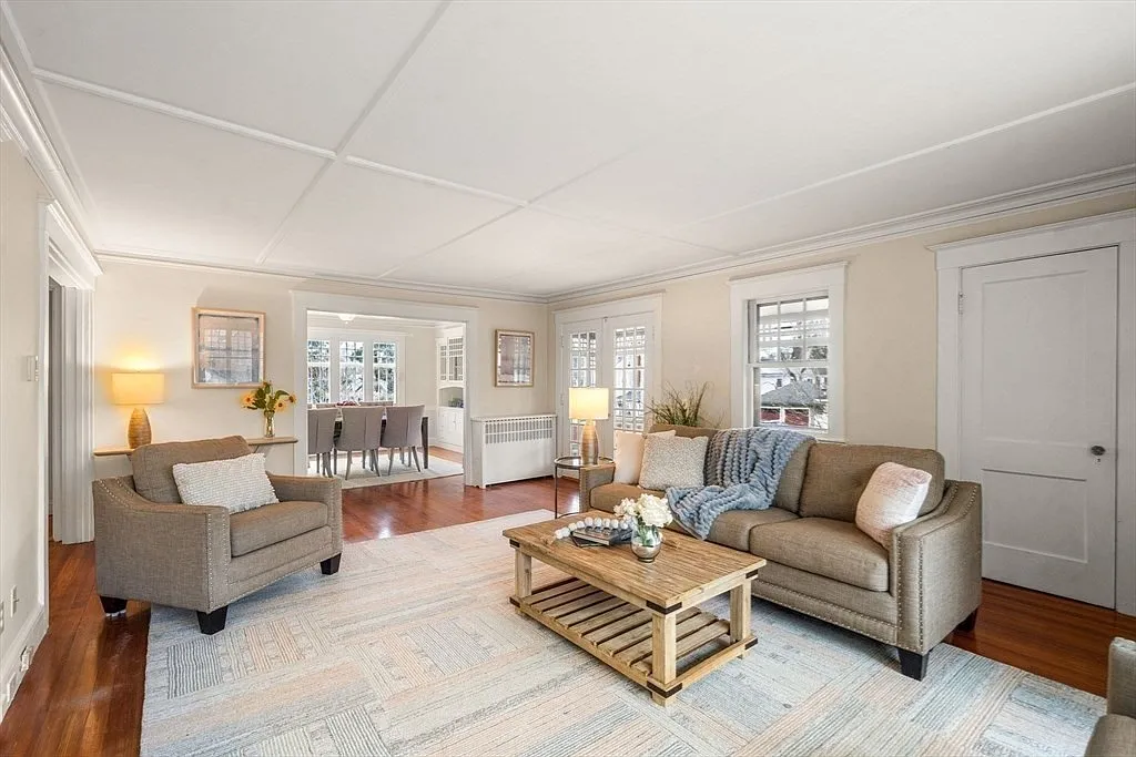 4 bed, 1.5 bath, 2100 sqft, $5,300 — Photo 2