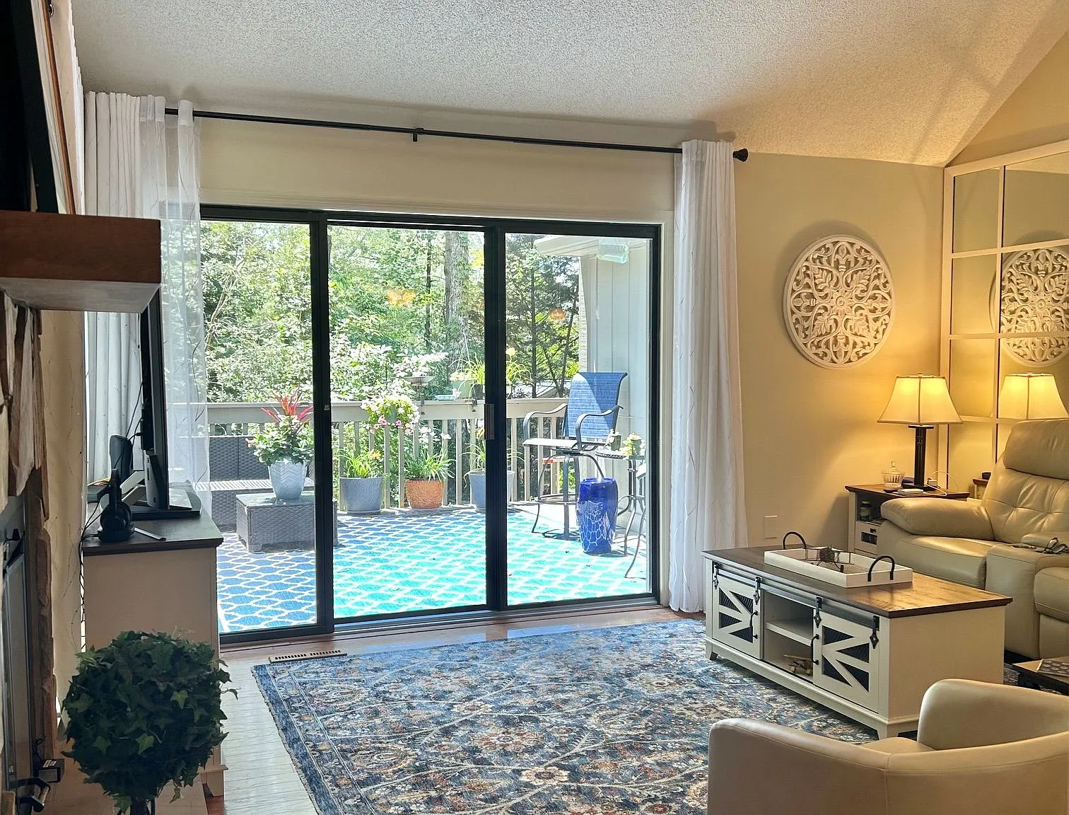 2 bed, 1300 sqft, $2,100 — Photo 3