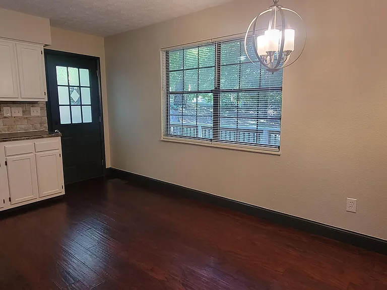 710 Dailey Ave — Photo 2