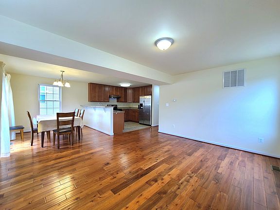 3rd image of 37 Cedar Dr