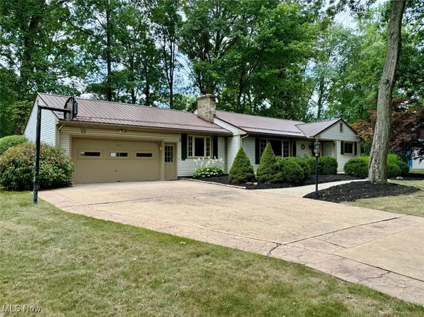 275 Sleepy Hollow Dr, Canfield, OH 44406