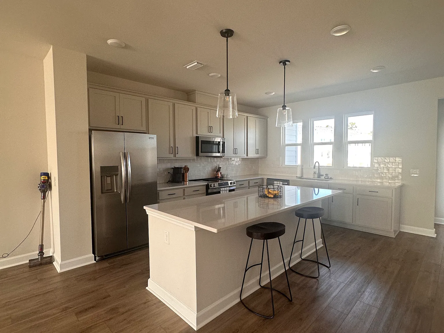 3 bed, 3.5 bath, 2400 sqft, $2,300 — Photo 4