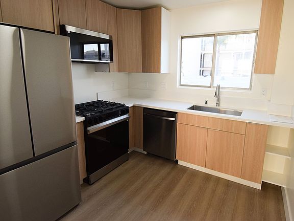 3rd image of 1005 S Barrington Ave APT 4