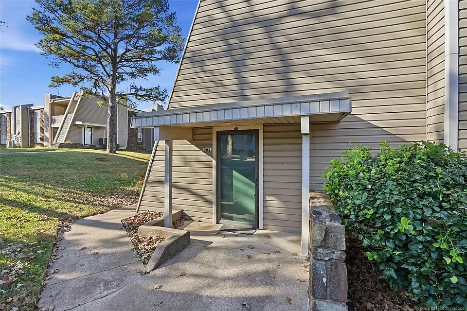 7401 S Yale Ave — Photo 1