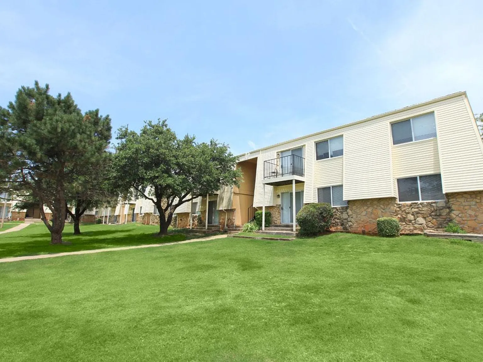 Woodside Village Apartments — Photo 4