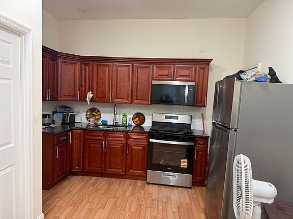 2nd image of 639 Grove St APT 1