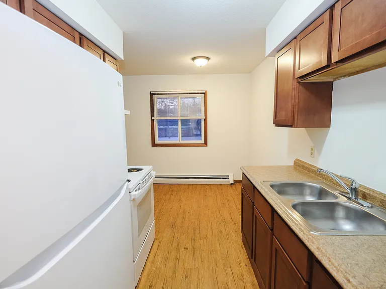 Colonial Apartments — Photo 9