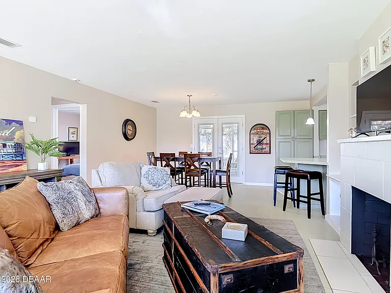 1621 N Oleander Ave — Photo 6