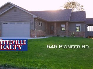 545 Pioneer Rd, Platteville, WI 53818