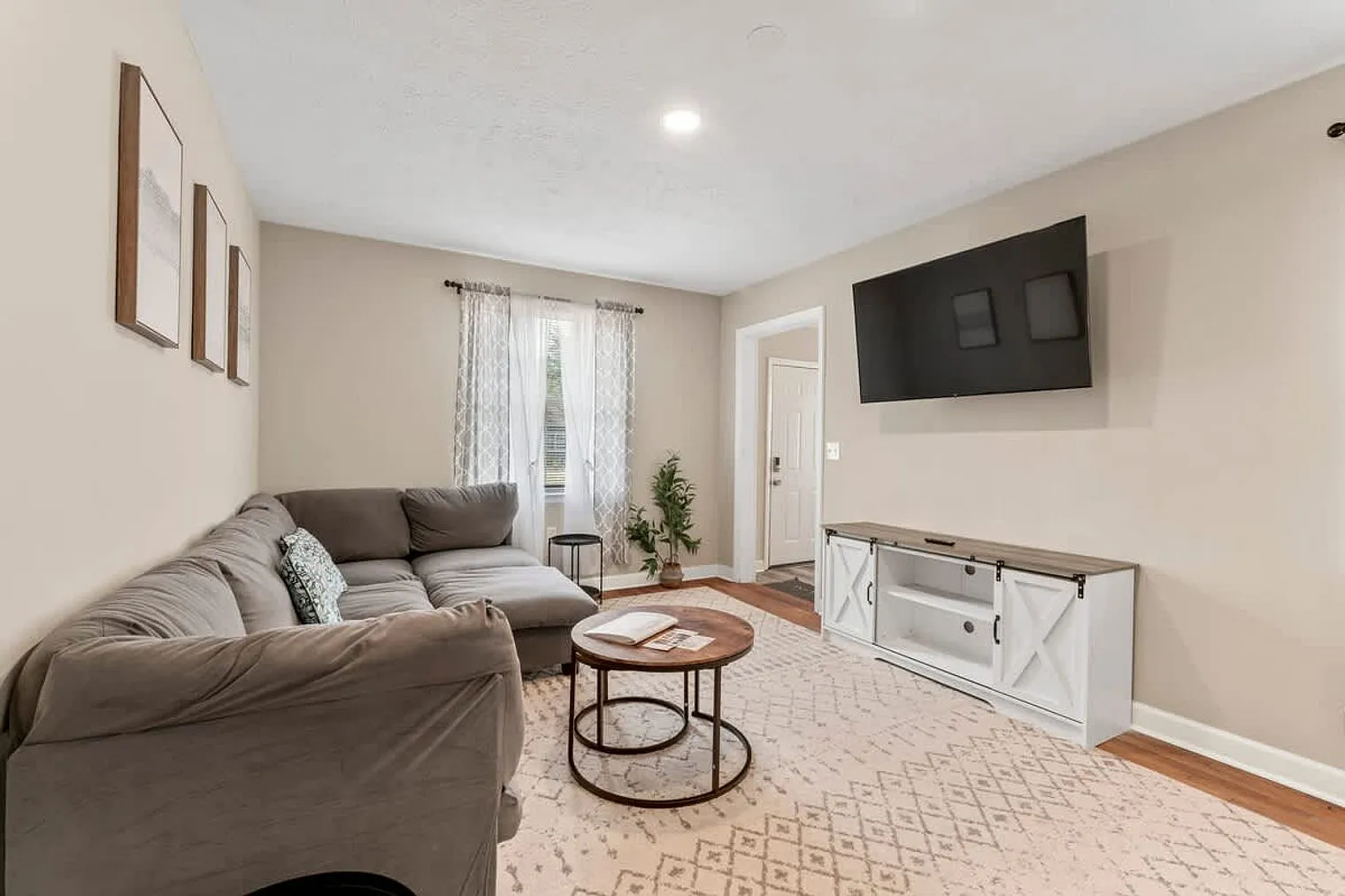 2 bed, 1.0 bath, 1496 sqft, $1,805 — Photo 2