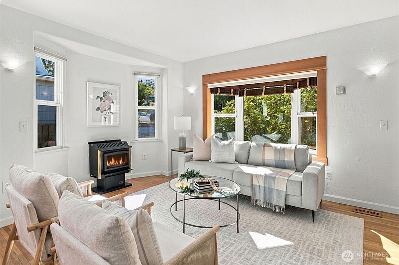 3rd image of 4616 49th Avenue S