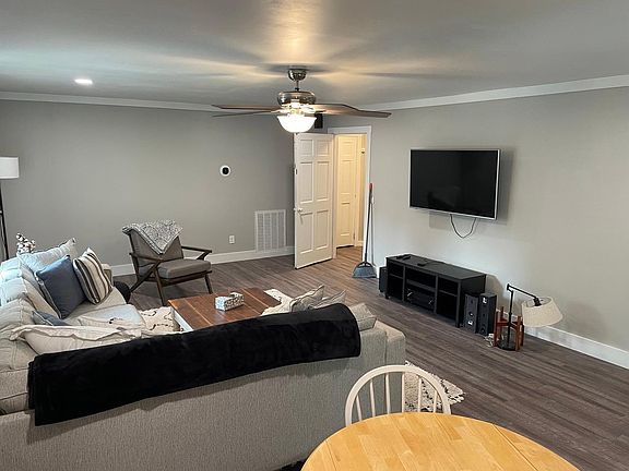 4th image of 220 Palisades Dr #A
