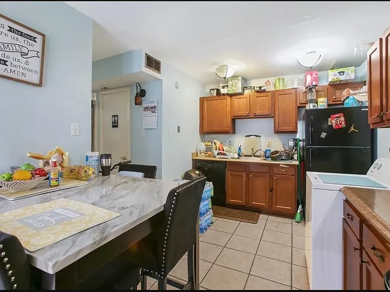 1140 Lake Ave — Photo 3