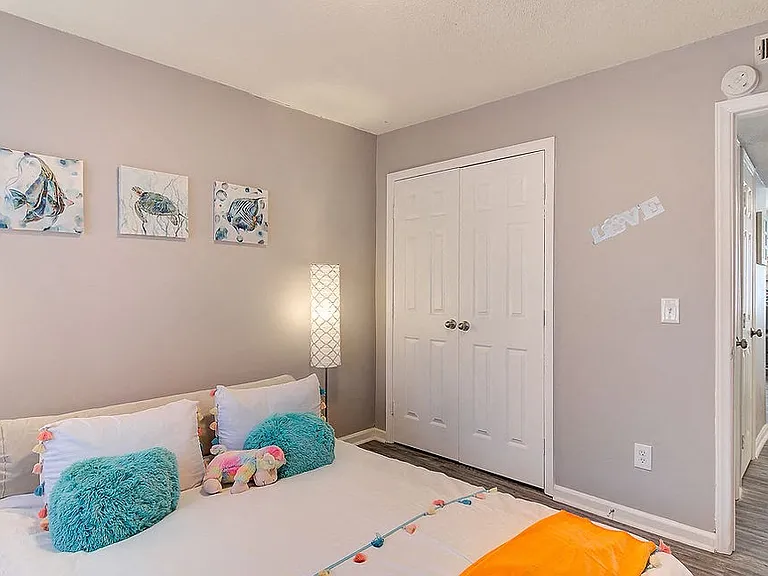 Cambridge Apartments — Photo 18