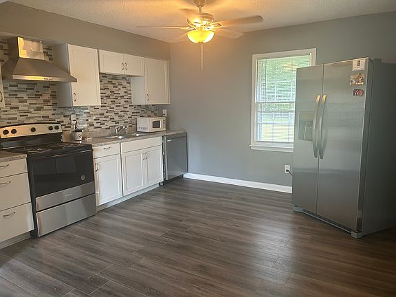 3rd image of 1405 Jackson Dr