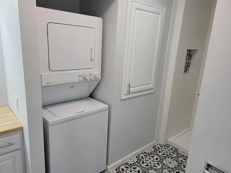 2251 Fairfax Dr — Photo 4