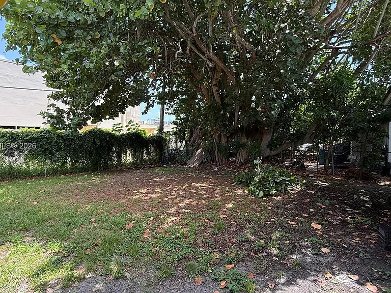 1525 NW 18th Ct — Photo 2