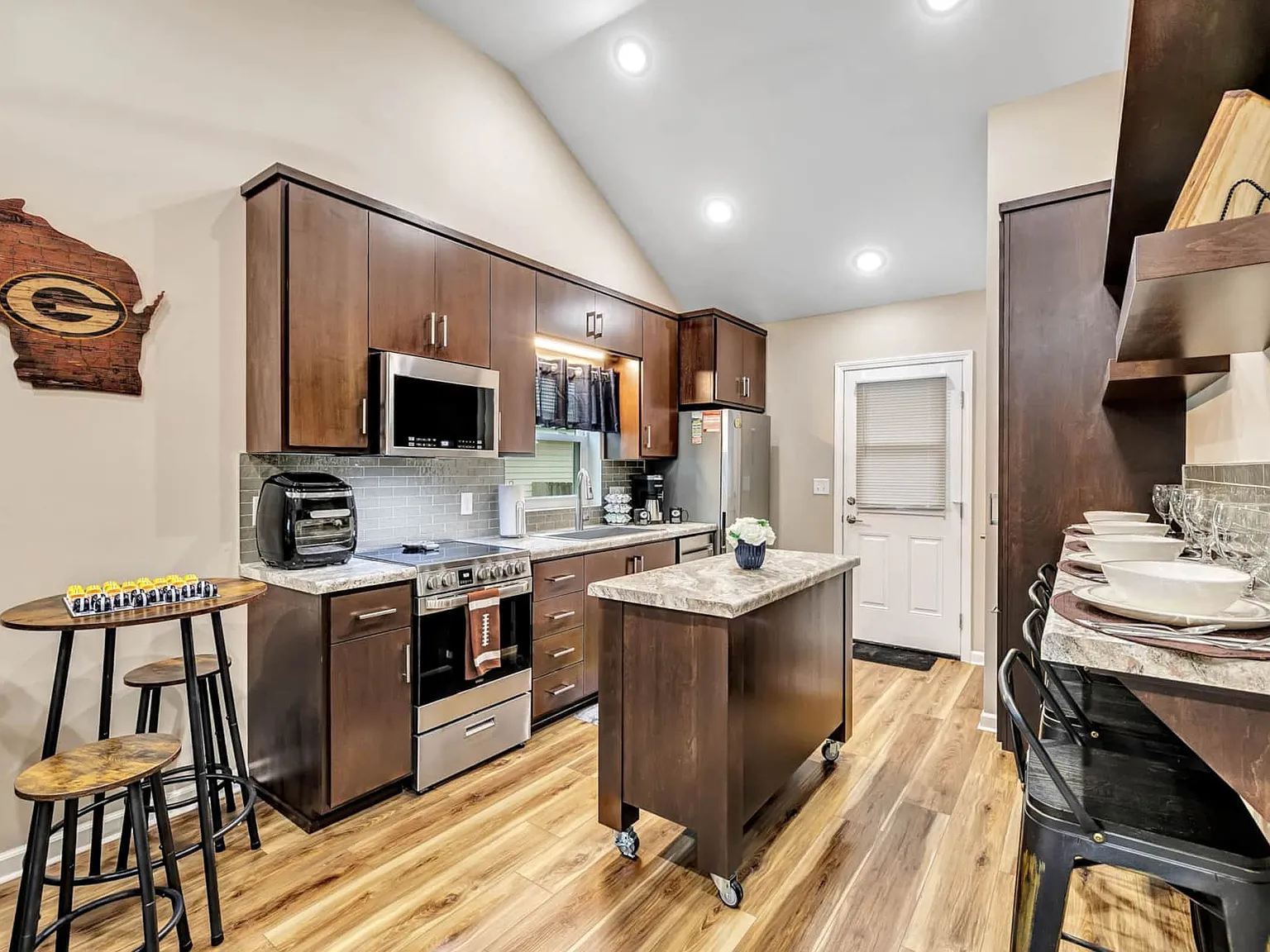 2 bed, 725 sqft, $3,595 — Photo 2