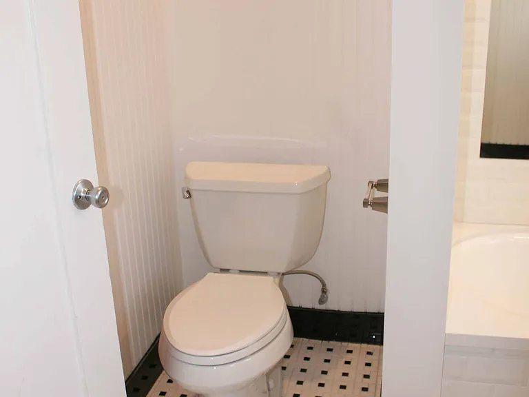 8001 1/2 Blackburn Ave — Photo 23