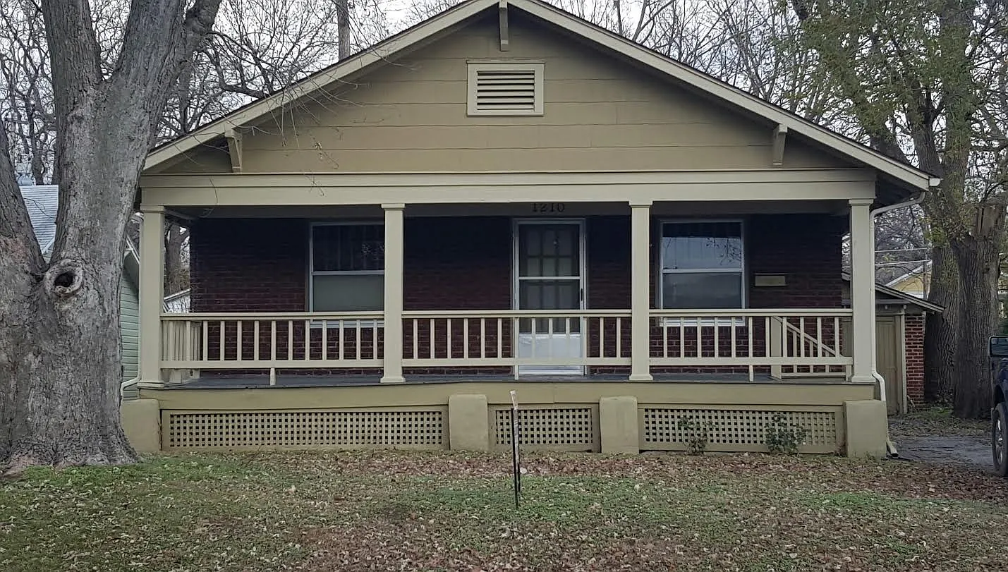 1210 S Florence Cute Bungalow Near MSU, Mercy Hospital and Phelps Grove Park — Photo 1