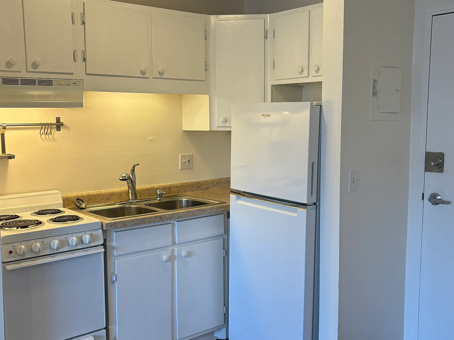 Studio, 300 sqft, $885 — Photo 3