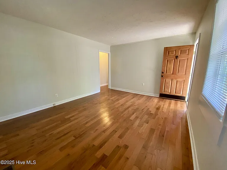 513 W Chapin Rd — Photo 8