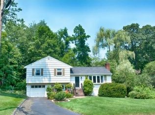 8 Junebar Ln, Norwalk, CT 06851