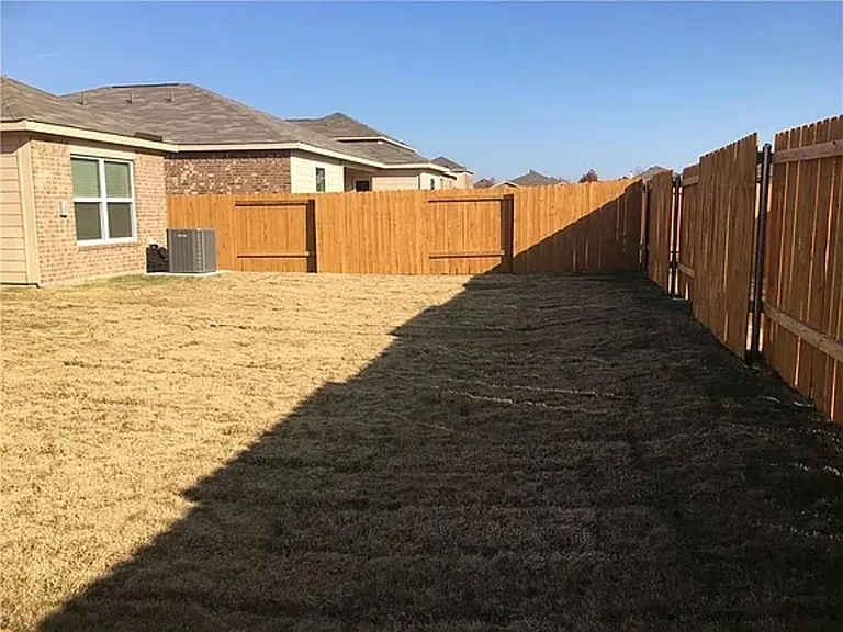 1323 Chapman Dr — Photo 6