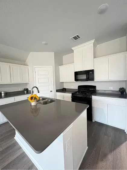 4 bed, 1798 sqft, $1,999 — Photo 4