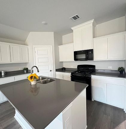 4th image of 553 Meadow Run Dr