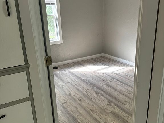 3rd image of 919 N Mission Blvd