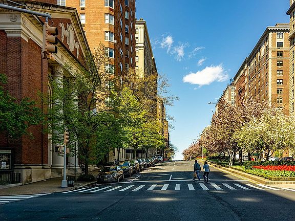 5th image of 305 E 83rd St APT 3G