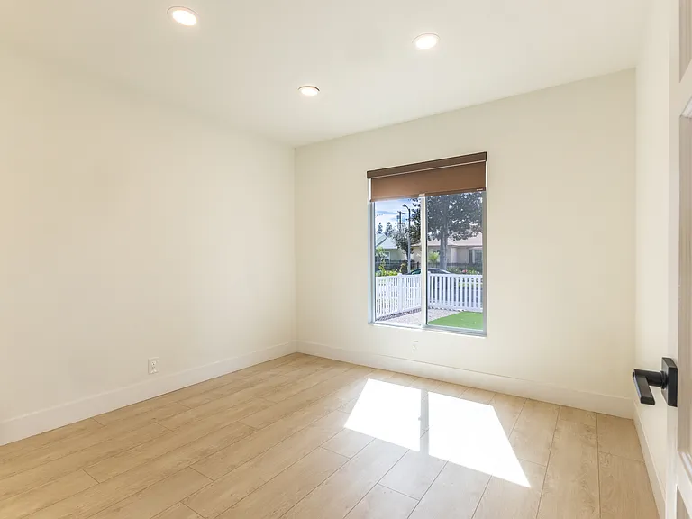 17601 Hamlin St — Photo 17