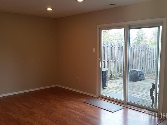 5th image of 23 Heyward Ct