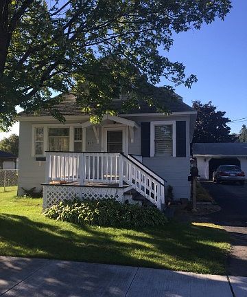 2nd image of 815 W Hosmer St