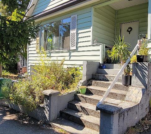 Southwest facing home with lots of natural light 1 block from Greenlake