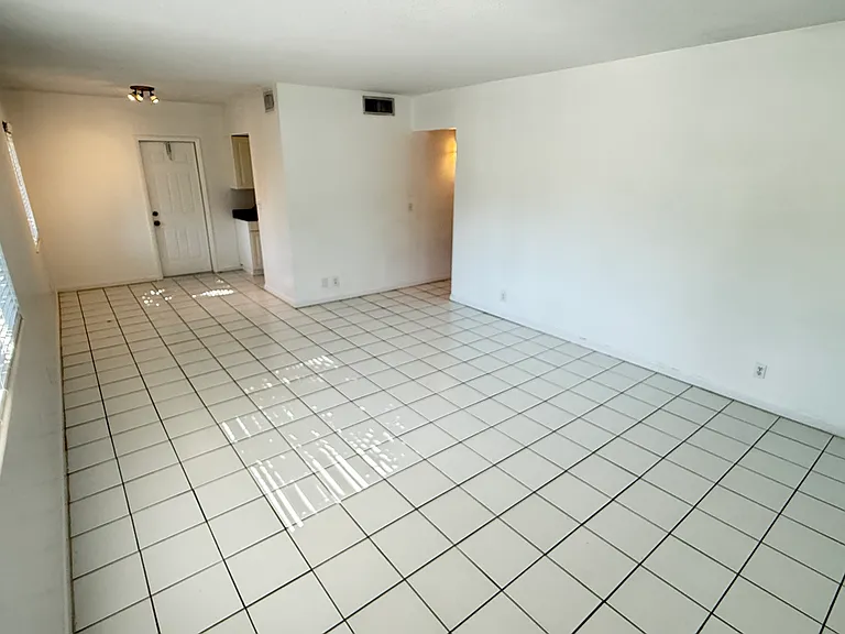 4201 NE 21st Ave — Photo 4