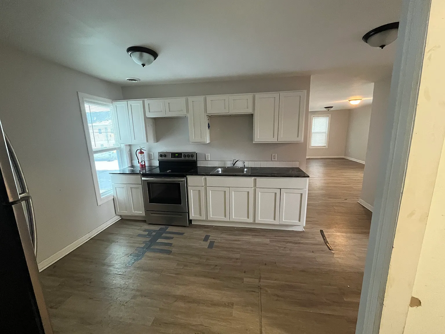 3 bed, 1000 sqft, $1,300 — Photo 2